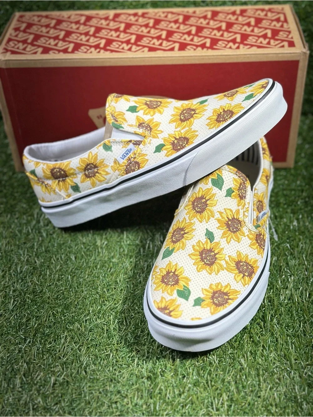 Vans Classic Slip-On, Sunflower Print/White,Men’s 8.5/Womens 10, VN000ZMRFN0